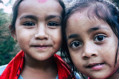 Bandipur Nepal 15 Ekim 2018 Closeup oynamak ve eğlenmek birlikte öğleden sonra Bandipur içinde küçük çocuklar
