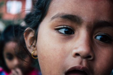 Bandipur Nepal 15 Ekim 2018 Closeup oynamak ve eğlenmek birlikte öğleden sonra Bandipur içinde küçük çocuklar