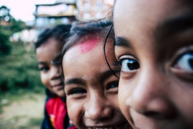 Bandipur Nepal 15 Ekim 2018 Closeup oynamak ve eğlenmek birlikte öğleden sonra Bandipur içinde küçük çocuklar