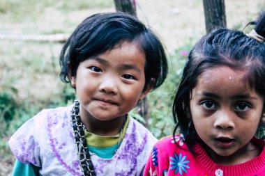 Bandipur Nepal 15 Ekim 2018 Closeup oynamak ve eğlenmek birlikte öğleden sonra Bandipur içinde küçük çocuklar