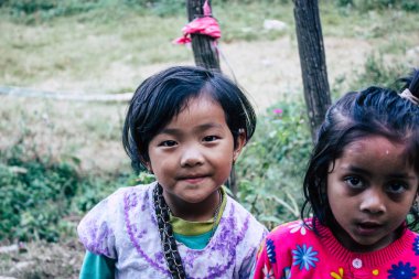 Bandipur Nepal 15 Ekim 2018 Closeup oynamak ve eğlenmek birlikte öğleden sonra Bandipur içinde küçük çocuklar