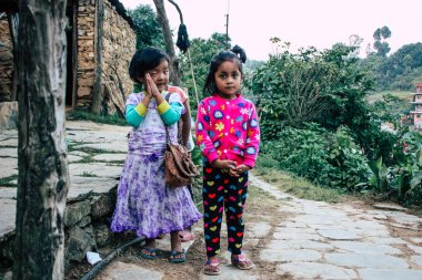 Bandipur Nepal 15 Ekim 2018 Closeup oynamak ve eğlenmek birlikte öğleden sonra Bandipur içinde küçük çocuklar