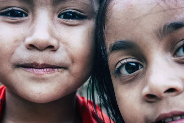 Bandipur Nepal 15 Ekim 2018 Closeup oynamak ve eğlenmek birlikte öğleden sonra Bandipur içinde küçük çocuklar