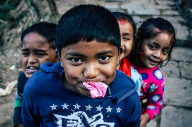 Bandipur Nepal 15 Ekim 2018 Closeup oynamak ve eğlenmek birlikte öğleden sonra Bandipur içinde küçük çocuklar