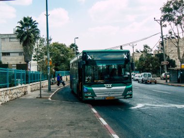 Kudüs İsrail 15 Ekim 2018 Closeup öğleden sonra Kudüs'ün sokakta çalışırken yerel İsrail şehir otobüs