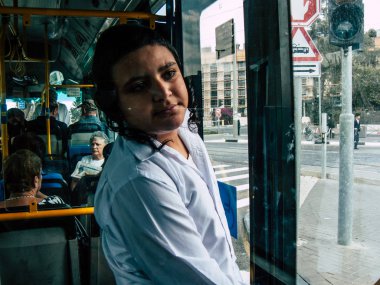 Kudüs İsrail 15 Ekim 2018 bilinmeyen İsrail insanlar Kudüs şehri toplu taşımayla öğleden sonra seyahat görünümünü