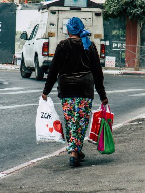 Kudüs İsrail 15 Ekim 2018 öğleden sonra Kudüs'ün sokakta yürürken çanta ile bilinmeyen İsrailli kadın görünümünü