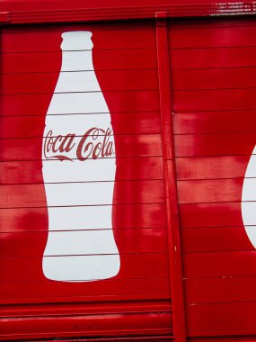 Kudüs İsrail 15 Ekim 2018 Closeup Coca Cola reklam Kudüs sokaklarında bir kamyonun arkasında öğleden sonra boya