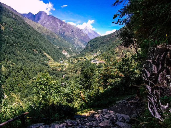 エベレスト ネパール 2018 日の風景とネパールのエベレスト ベース キャンプへのパスの表示 — ストック写真