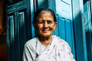 Bandipur Nepal 17 Ekim 2018 oturan bilinmeyen eski Nepal kadın portresi ön öğleden sonra Bandipur ana caddede yer alan geleneksel evi