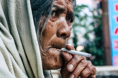 Bandipur Nepal 17 Ekim 2018 oturan bilinmeyen eski Nepal kadın portresi ön öğleden sonra Bandipur ana caddede yer alan geleneksel evi