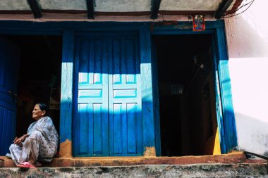 Bandipur Nepal 17 Ekim 2018 oturan bilinmeyen eski Nepal kadın portresi ön öğleden sonra Bandipur ana caddede yer alan geleneksel evi