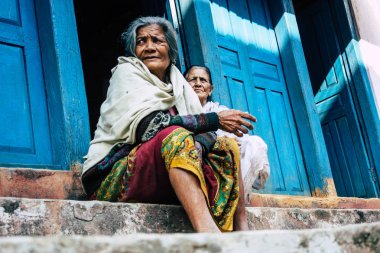 Bandipur Nepal 17 Ekim 2018 oturan bilinmeyen eski Nepal kadın portresi ön öğleden sonra Bandipur ana caddede yer alan geleneksel evi