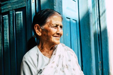 Bandipur Nepal 17 Ekim 2018 oturan bilinmeyen eski Nepal kadın portresi ön öğleden sonra Bandipur ana caddede yer alan geleneksel evi