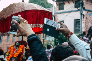 Bandipur Nepal 18 Ekim 2018 Closeup fotoğraf akşam Main street, Bandipur dini bir tören sırasında bilinmeyen insan
