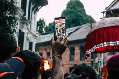 Bandipur Nepal 18 Ekim 2018 Closeup fotoğraf akşam Main street, Bandipur dini bir tören sırasında bilinmeyen insan