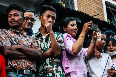 Bandipur Nepal 18 Ekim 2018 Closeup fotoğraf akşam Main street, Bandipur dini bir tören sırasında bilinmeyen insan