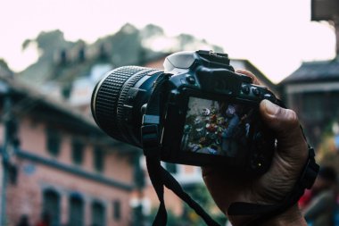 Bandipur Nepal 18 Ekim 2018 Closeup fotoğraf akşam Main street, Bandipur dini bir tören sırasında bilinmeyen insan