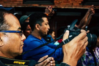Bandipur Nepal 18 Ekim 2018 Closeup fotoğraf akşam Main street, Bandipur dini bir tören sırasında bilinmeyen insan