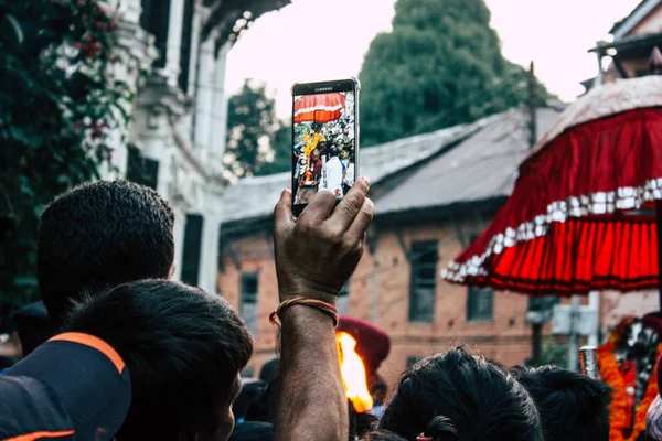 バンディプル ネパール 2018 日夜のバンディプルのメイン ストリートで宗教的な儀式の中に写真を撮る未知の人々 のクローズ アップ — ストック写真