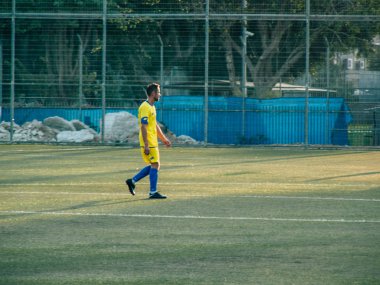 Tel Aviv İsrail 20 Ekim 2018 görünümü iki takım bilinmeyen Amatör insanlarla bir kamu az bir futbol oyunu oynarken spor Jaffa, Güney Tel Aviv geç öğleden sonra toprağa