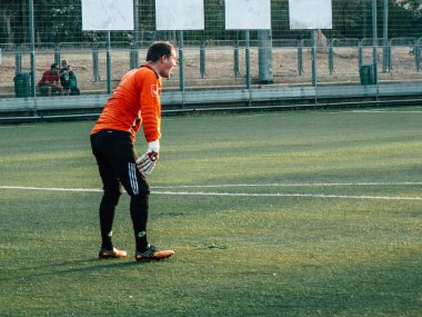 Tel Aviv İsrail 20 Ekim 2018 görünümü iki takım bilinmeyen Amatör insanlarla bir kamu az bir futbol oyunu oynarken spor Jaffa, Güney Tel Aviv geç öğleden sonra toprağa