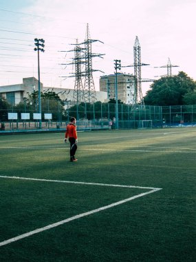 Tel Aviv İsrail 20 Ekim 2018 görünümü iki takım bilinmeyen Amatör insanlarla bir kamu az bir futbol oyunu oynarken spor Jaffa, Güney Tel Aviv geç öğleden sonra toprağa
