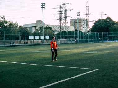 Tel Aviv İsrail 20 Ekim 2018 görünümü iki takım bilinmeyen Amatör insanlarla bir kamu az bir futbol oyunu oynarken spor Jaffa, Güney Tel Aviv geç öğleden sonra toprağa