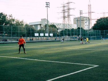 Tel Aviv İsrail 20 Ekim 2018 görünümü iki takım bilinmeyen Amatör insanlarla bir kamu az bir futbol oyunu oynarken spor Jaffa, Güney Tel Aviv geç öğleden sonra toprağa