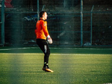 Tel Aviv İsrail 20 Ekim 2018 görünümü iki takım bilinmeyen Amatör insanlarla bir kamu az bir futbol oyunu oynarken spor Jaffa, Güney Tel Aviv geç öğleden sonra toprağa