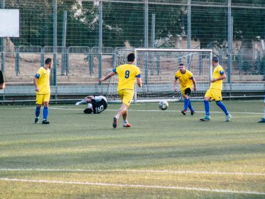Tel Aviv İsrail 20 Ekim 2018 görünümü iki takım bilinmeyen Amatör insanlarla bir kamu az bir futbol oyunu oynarken spor Jaffa, Güney Tel Aviv geç öğleden sonra toprağa