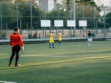 Tel Aviv İsrail 20 Ekim 2018 görünümü iki takım bilinmeyen Amatör insanlarla bir kamu az bir futbol oyunu oynarken spor Jaffa, Güney Tel Aviv geç öğleden sonra toprağa