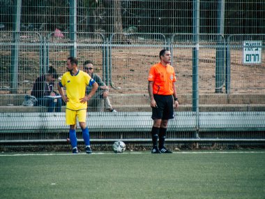 Tel Aviv İsrail 20 Ekim 2018 görünümü iki takım bilinmeyen Amatör insanlarla bir kamu az bir futbol oyunu oynarken spor Jaffa, Güney Tel Aviv geç öğleden sonra toprağa
