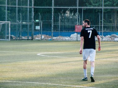 Tel Aviv İsrail 20 Ekim 2018 görünümü iki takım bilinmeyen Amatör insanlarla bir kamu az bir futbol oyunu oynarken spor Jaffa, Güney Tel Aviv geç öğleden sonra toprağa