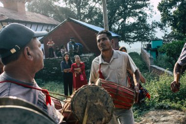 Bandipur Nepal 16 Ekim 2018 öğleden sonra Bandipur ana cadde dini bir törenle oynayan bir bilinmeyenli müzisyenler görünümünü