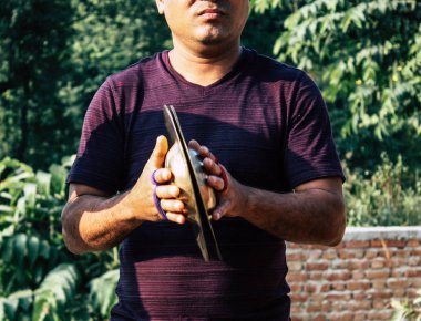 Bandipur Nepal 16 Ekim 2018 öğleden sonra Bandipur ana cadde dini bir törenle oynayan bir bilinmeyenli müzisyenler görünümünü