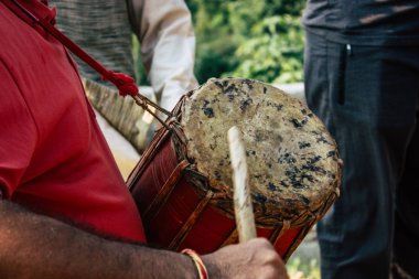 Bandipur Nepal 16 Ekim 2018 öğleden sonra Bandipur ana cadde dini bir törenle oynayan bir bilinmeyenli müzisyenler görünümünü