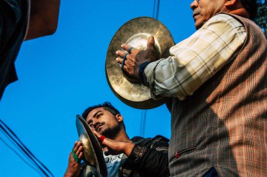 Bandipur Nepal 16 Ekim 2018 öğleden sonra Bandipur ana cadde dini bir törenle oynayan bir bilinmeyenli müzisyenler görünümünü
