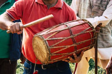 Bandipur Nepal 16 Ekim 2018 öğleden sonra Bandipur ana cadde dini bir törenle oynayan bir bilinmeyenli müzisyenler görünümünü