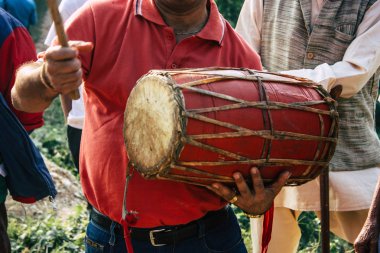 Bandipur Nepal 16 Ekim 2018 öğleden sonra Bandipur ana cadde dini bir törenle oynayan bir bilinmeyenli müzisyenler görünümünü