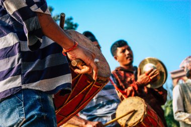 Bandipur Nepal 16 Ekim 2018 öğleden sonra Bandipur ana cadde dini bir törenle oynayan bir bilinmeyenli müzisyenler görünümünü