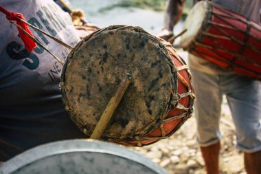 Bandipur Nepal 16 Ekim 2018 öğleden sonra Bandipur ana cadde dini bir törenle oynayan bir bilinmeyenli müzisyenler görünümünü