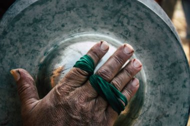 Bandipur Nepal 16 Ekim 2018 öğleden sonra Bandipur ana cadde dini bir törenle oynayan bir bilinmeyenli müzisyenler görünümünü