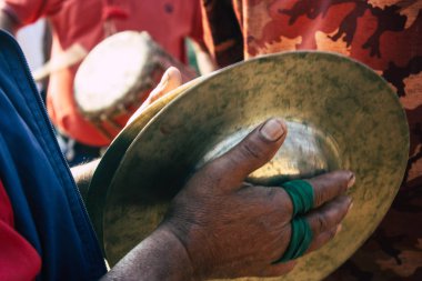 Bandipur Nepal 16 Ekim 2018 öğleden sonra Bandipur ana cadde dini bir törenle oynayan bir bilinmeyenli müzisyenler görünümünü