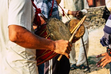 Bandipur Nepal 16 Ekim 2018 öğleden sonra Bandipur ana cadde dini bir törenle oynayan bir bilinmeyenli müzisyenler görünümünü