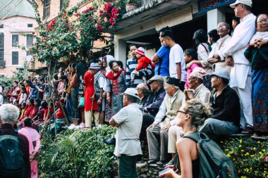 Bandipur Nepal 16 Ekim 2018 Bandipur ana caddesinin bir Hindu Dini törenle öğleden sonra katılan bilinmeyen kişi görünümünü