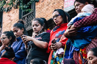 Bandipur Nepal 16 Ekim 2018 Bandipur ana caddesinin bir Hindu Dini törenle öğleden sonra katılan bilinmeyen kişi görünümünü