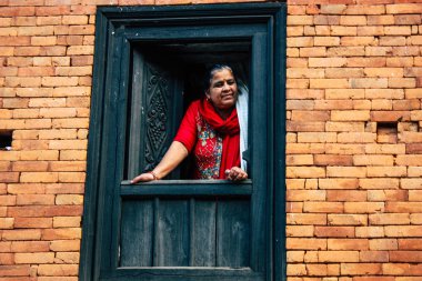 Bandipur Nepal 16 Ekim 2018 Bandipur ana caddesinin bir Hindu Dini törenle öğleden sonra katılan bilinmeyen kişi görünümünü