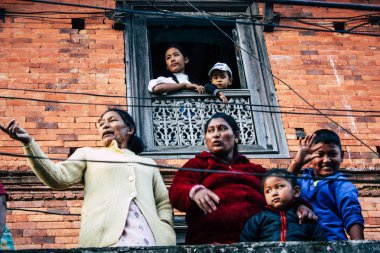 Bandipur Nepal 16 Ekim 2018 Bandipur ana caddesinin bir Hindu Dini törenle öğleden sonra katılan bilinmeyen kişi görünümünü