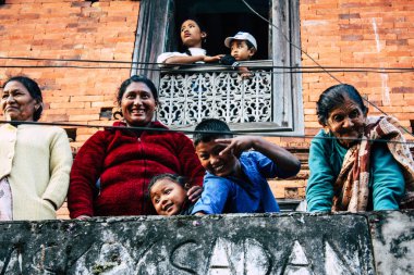 Bandipur Nepal 16 Ekim 2018 Bandipur ana caddesinin bir Hindu Dini törenle öğleden sonra katılan bilinmeyen kişi görünümünü